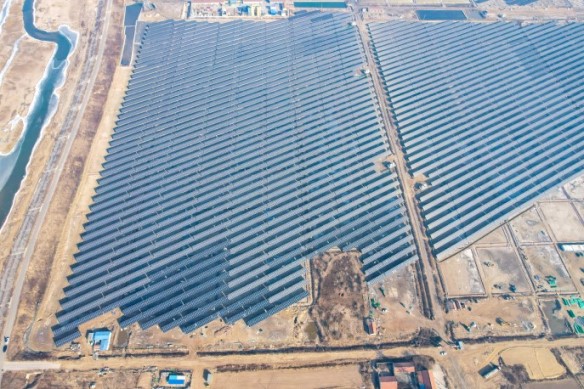 全球足跡 | 鹽堿地上的“經(jīng)濟(jì)秘鑰”！陽光能源首個(gè)鹽光互補(bǔ)供貨項(xiàng)目